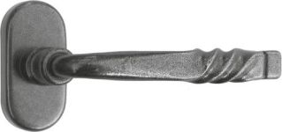 Gamme rustique pour la quincaillerie équipant nos menuiseries bois à recouvrement ou à l‘ancienne